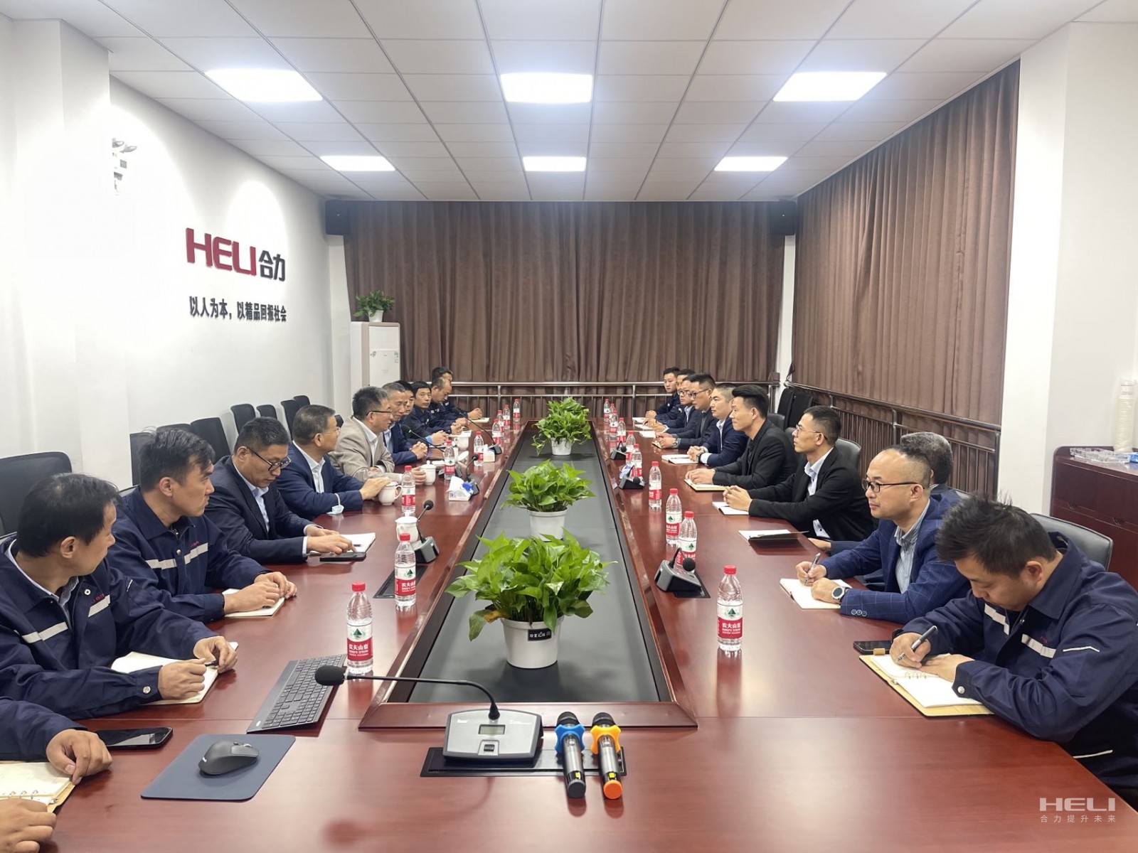 与上海尊龙百家乐人生就是博昆山、嘉定分公司员工交流座谈.jpg